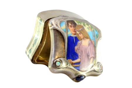  Caixa de comprimidos em prata com casal em gravados sobre marfim em cena edílica na tampa, envolvimento esmaltado e interior em dourado.